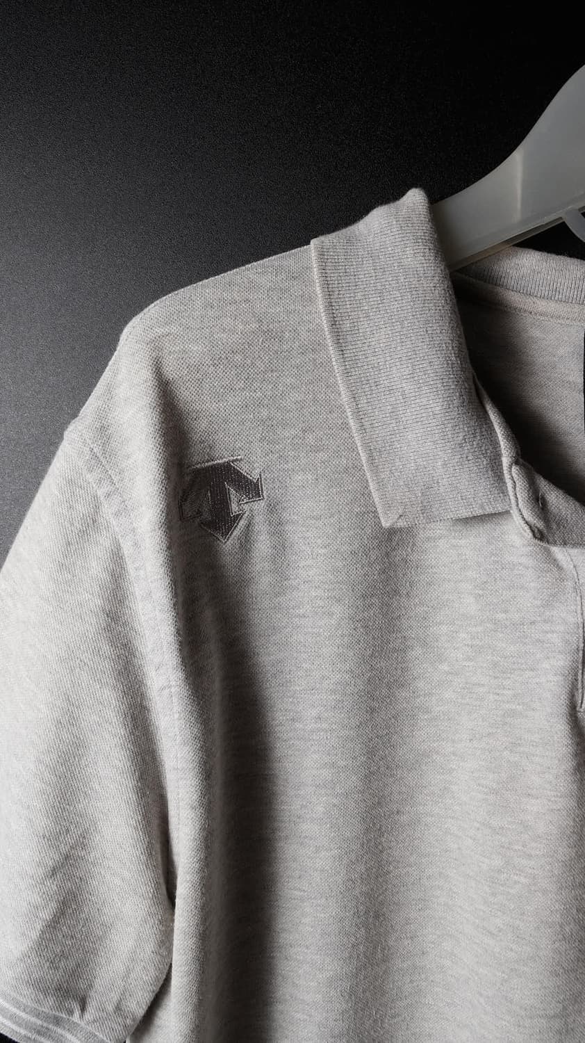 데상트 회색 카라티 상품이미지2