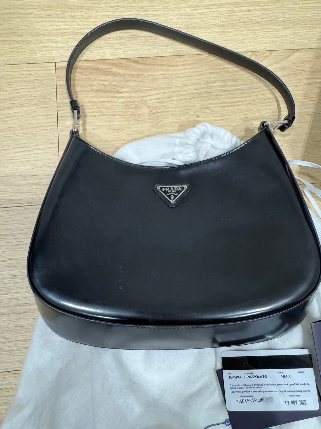 프라다 클레오 브러시드 가죽 숄더백 상품이미지2