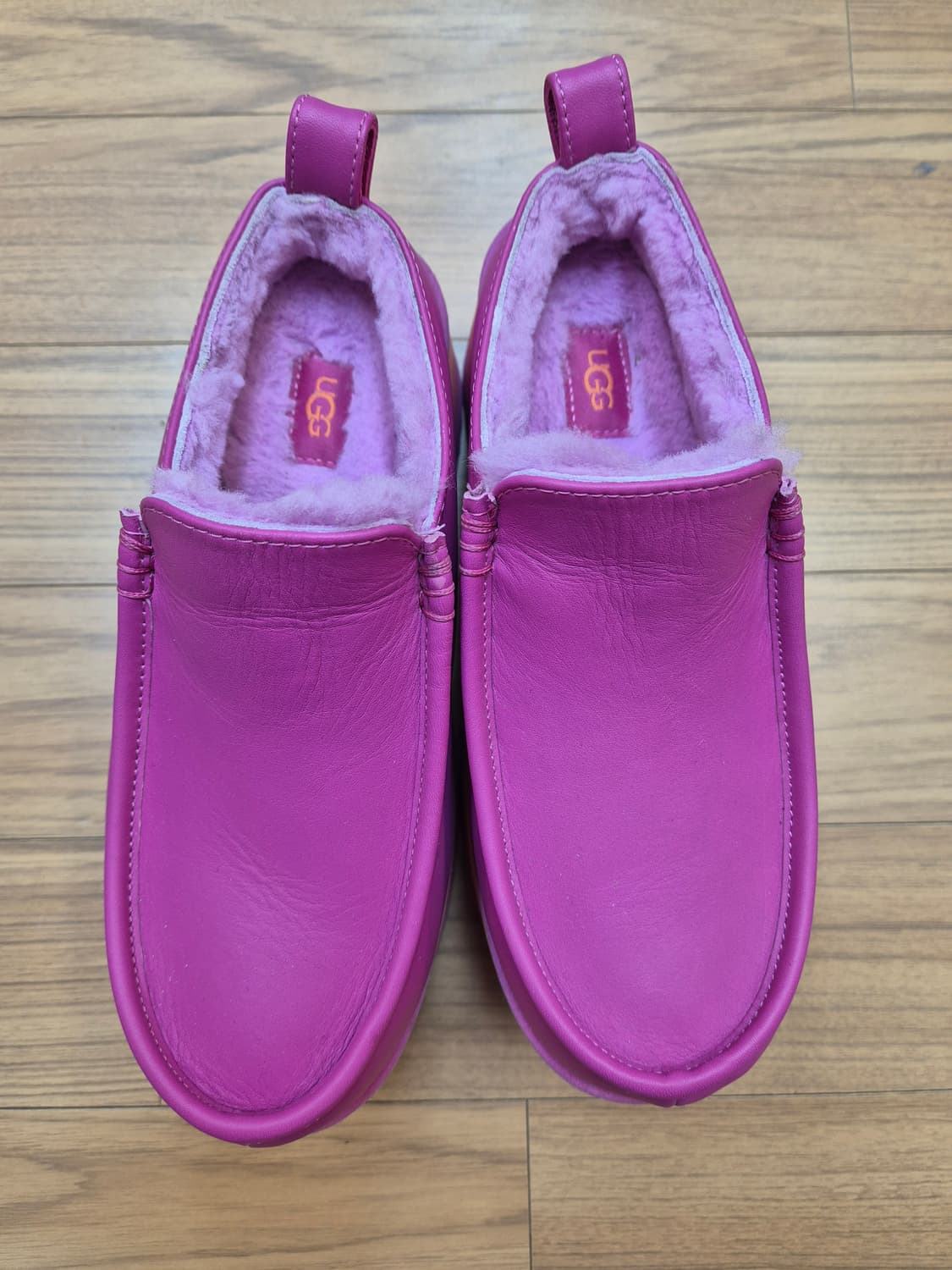 UGG의 핫핑크 모카신입니다
- 사이즈는 USW 7, UK 5, EU 3 상품이미지1