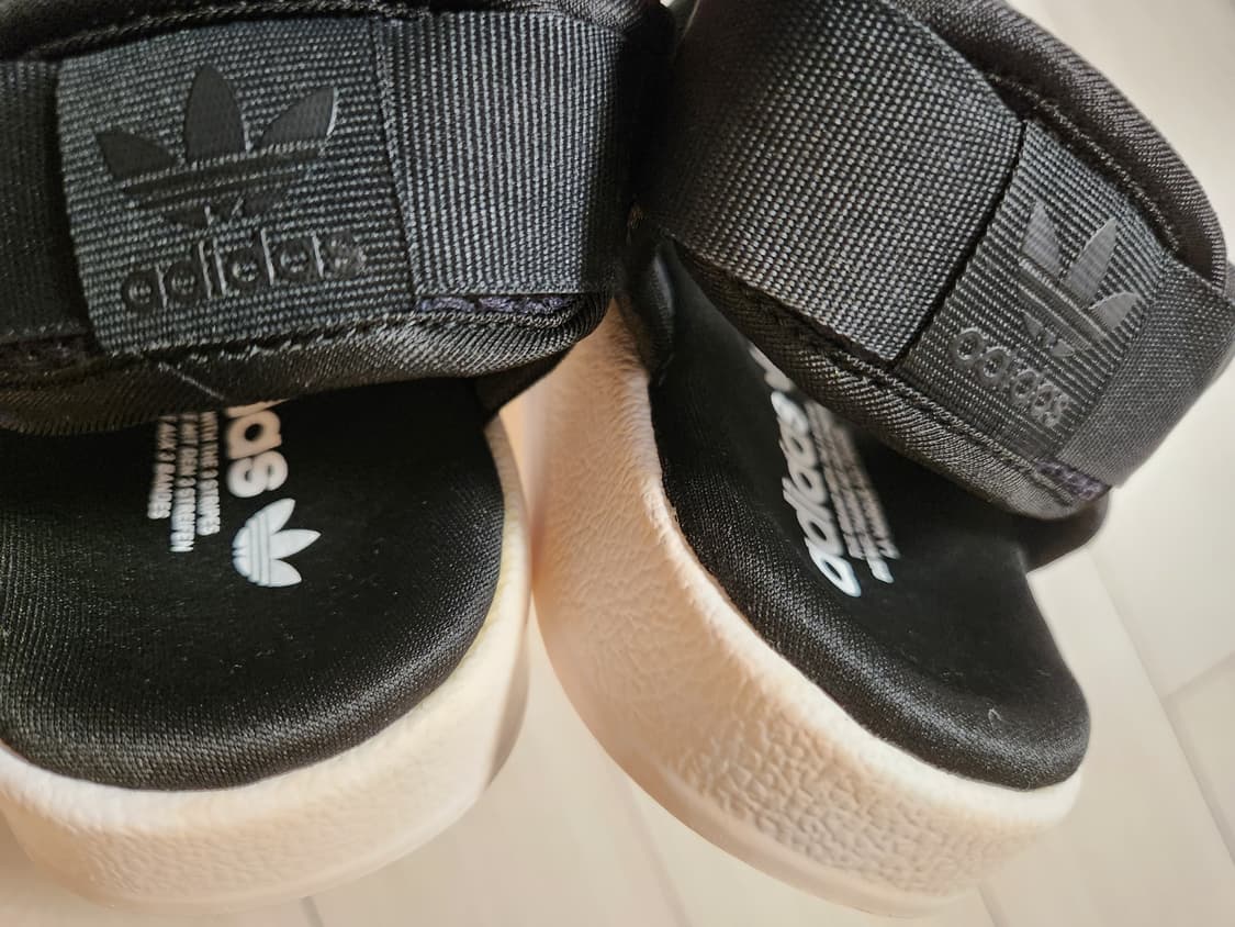 아디다스 아딜렛 샌들 2.0 사이즈245

바닥면 오염외에는 새거처럼 깨 상품이미지7