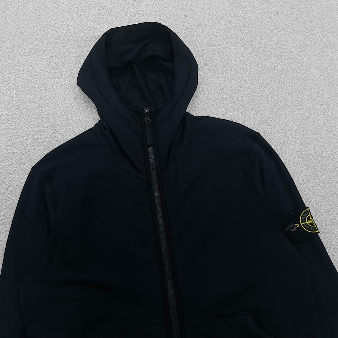 스톤아일랜드 와펜 패치 풀 오버 후드집업 블랙 상품이미지3