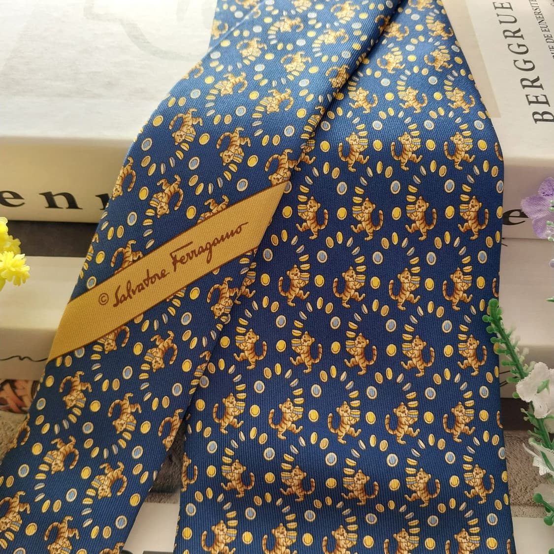 페라가모 실크 블루 호랑이 넥타이 9.5cm A+등급 K1348 
  상품이미지4
