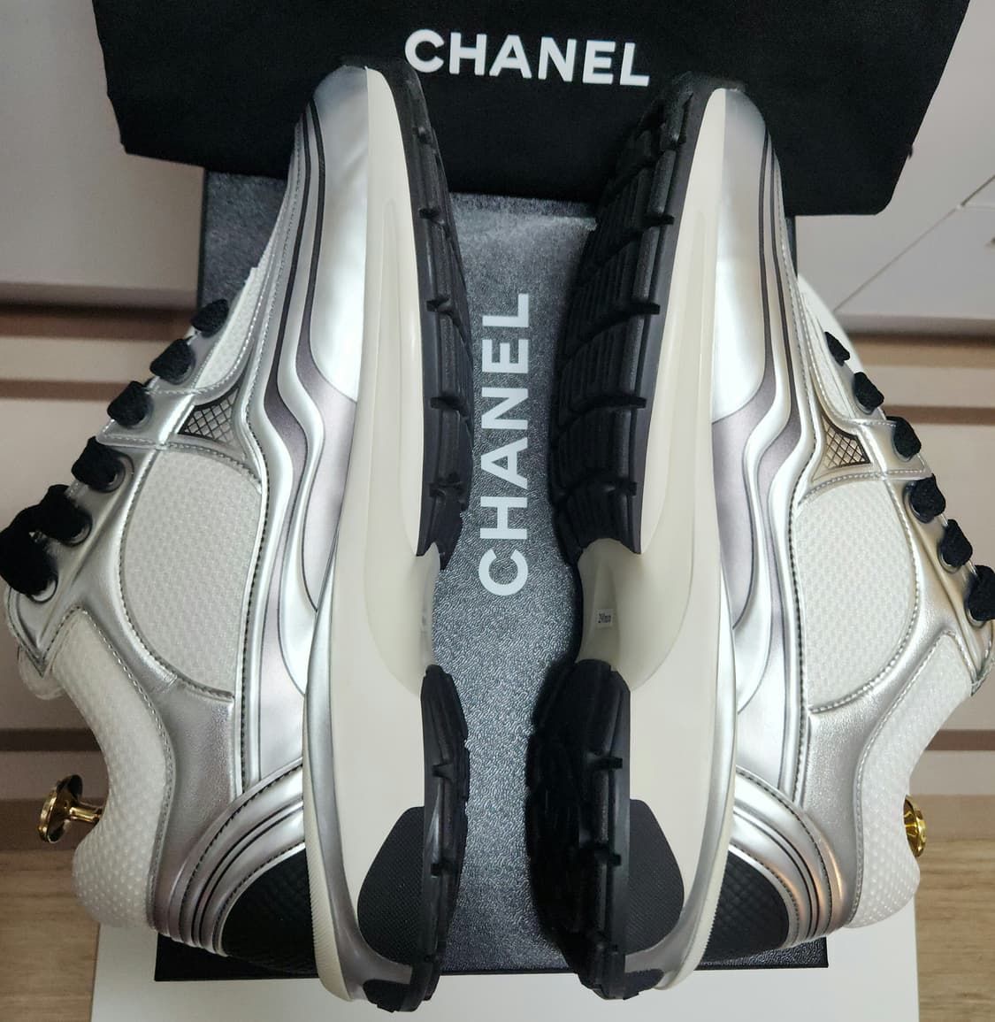 [정품 ] 샤넬 스니커즈 운동화 CC로고 샤식스 실버/블랙/화이트 42 상품이미지4