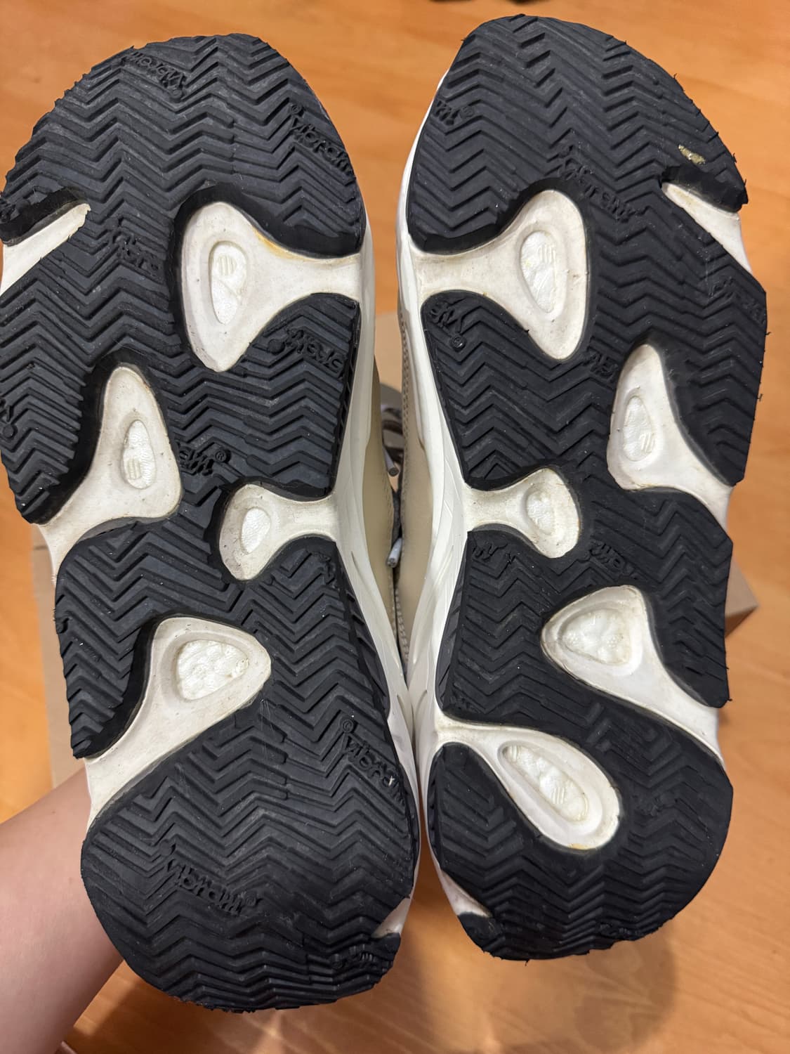 이지부스트700 v2 크림 290 상품이미지4