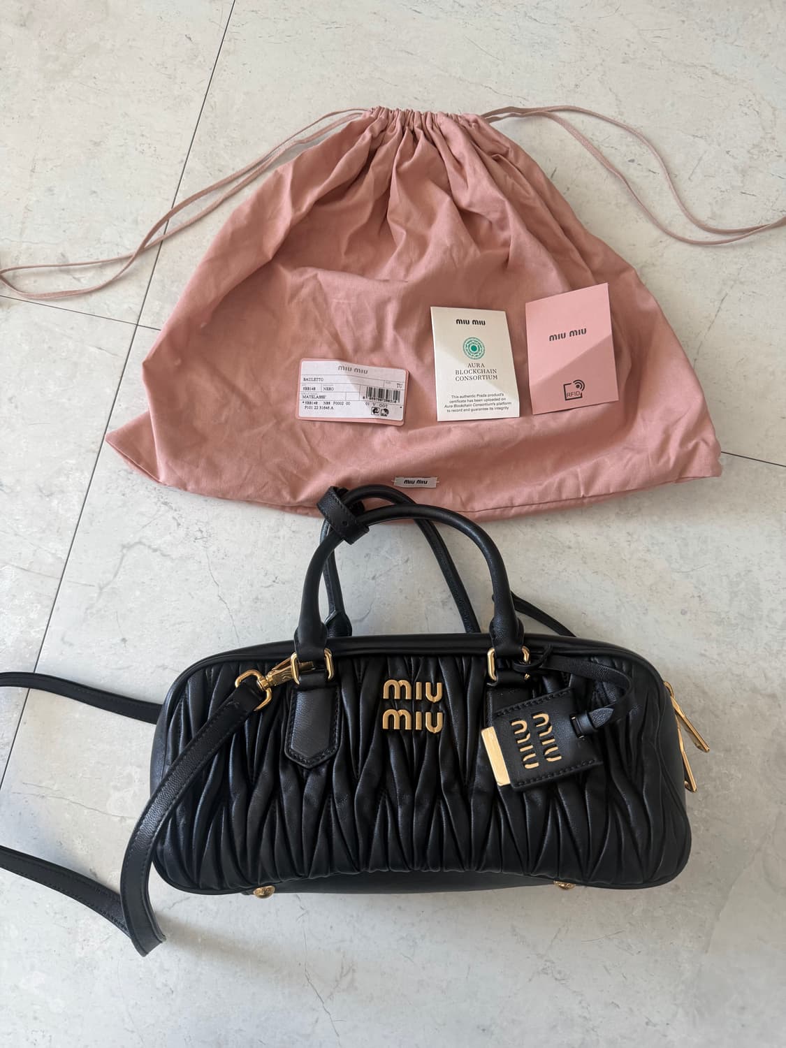 미우미우 마틀라쎄 토트백 블랙  상품이미지1