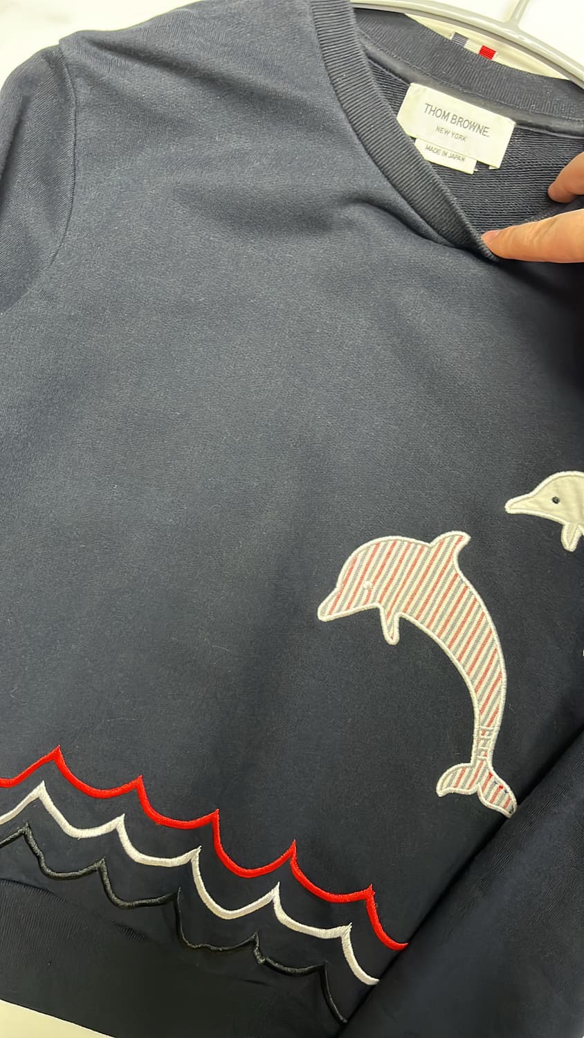 톰브라운 자수 돌고래 네이비 맨투맨  상품이미지2