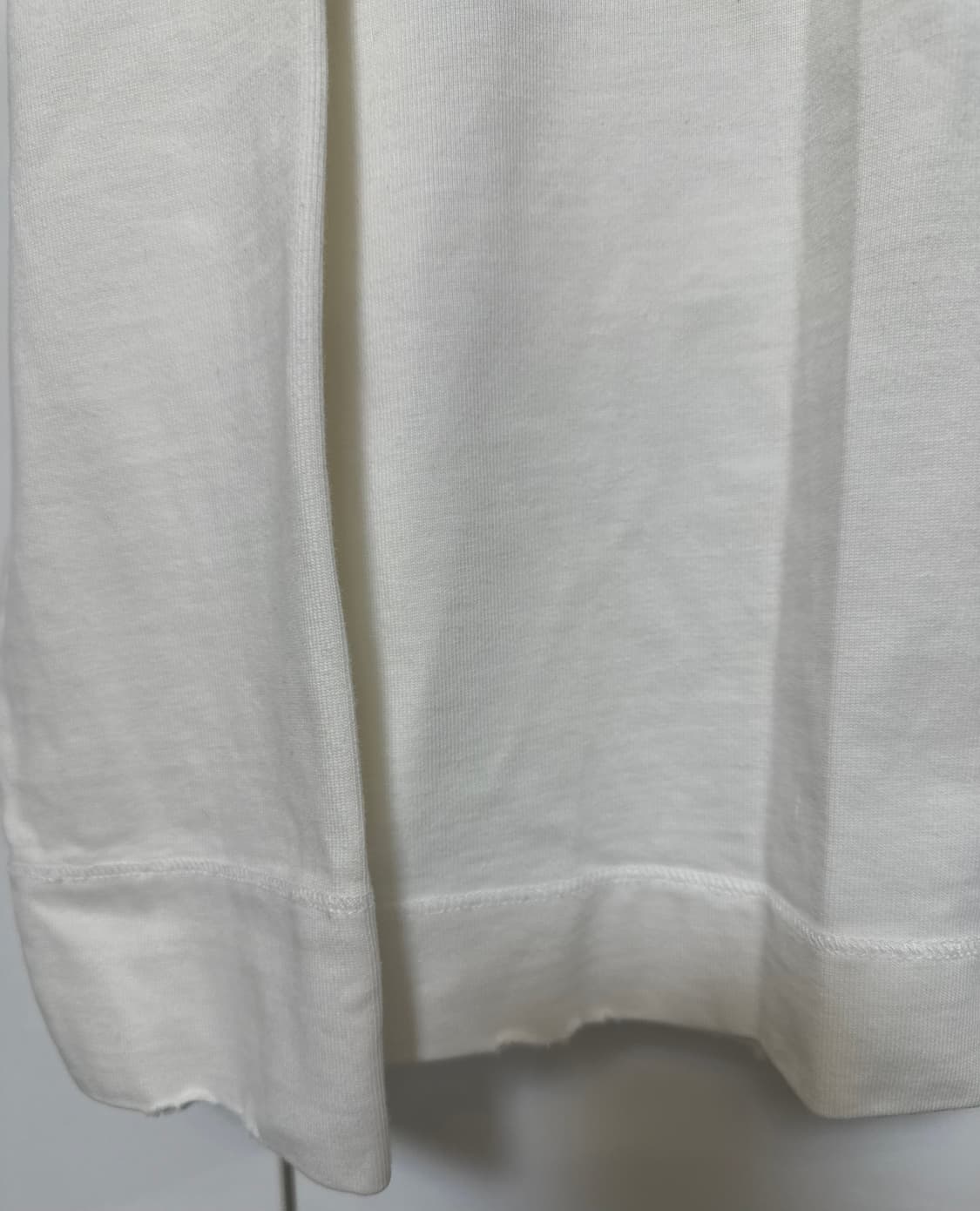 메종마르지엘라 화이트 로고 긴팔 티셔츠정품 상품이미지2