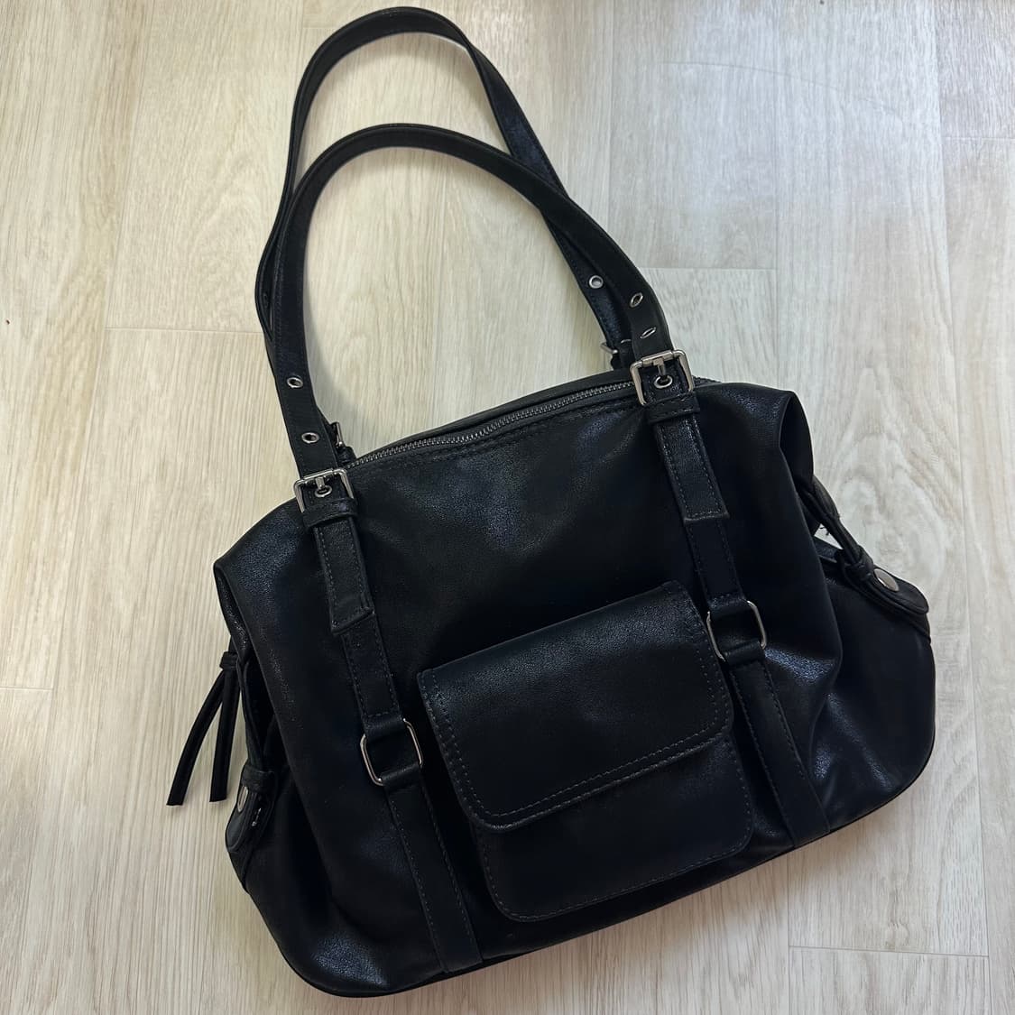 포켓 레더 숄더백 블랙 상품이미지1