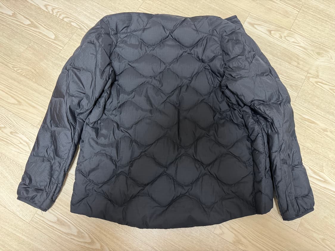 [M] 유니클로 화이트 마운틴엔지니어링 경량 패딩 상품이미지2