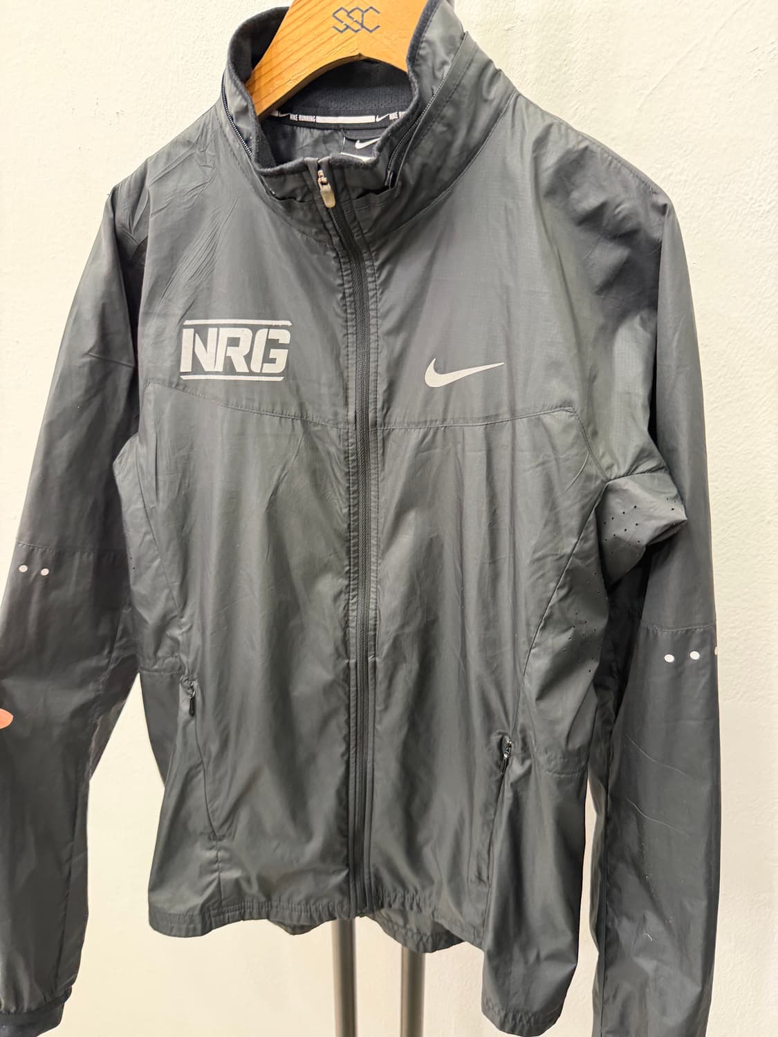 정품) 나이키 러닝 여성 NRG 블랙 바람막이 자켓 M 상품이미지3
