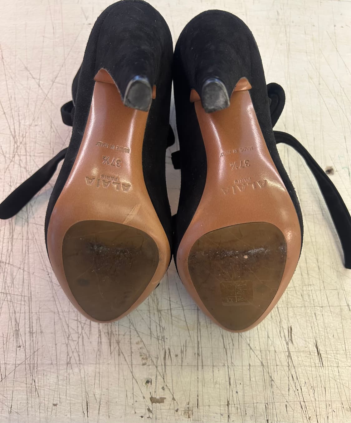 Alaïa  스웨이드 앵클 스트랩 힐 상품이미지4