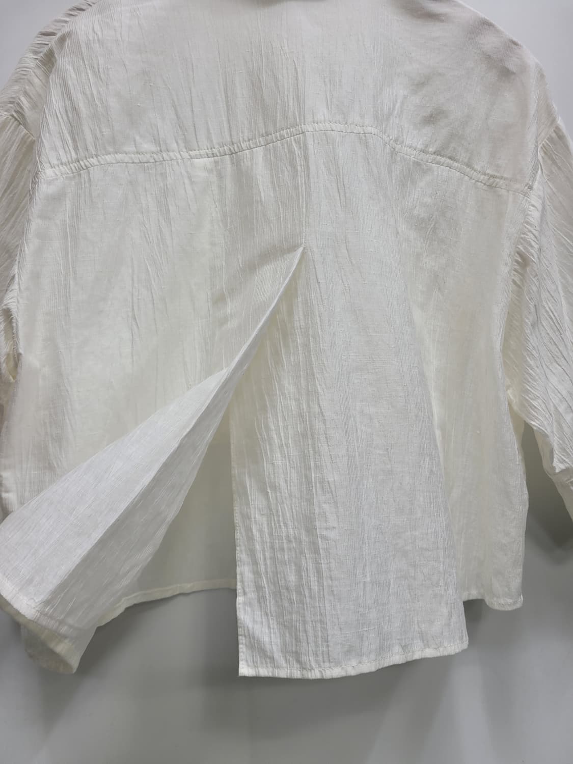 DKNY 21SS 한섬 DKNY 린넨 오버핏 크롭 셔츠 / 여 S 화이트 상품이미지4