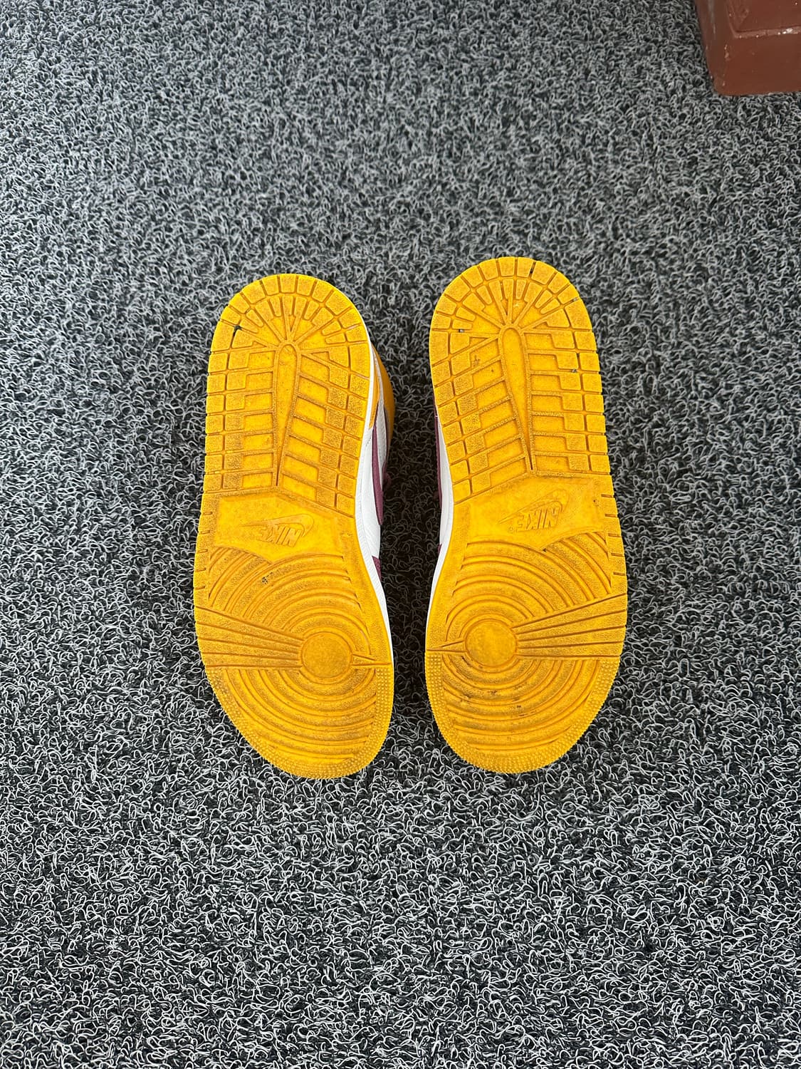 나이키 에어 조던 1 High 퓨전 레드 270 상품이미지4