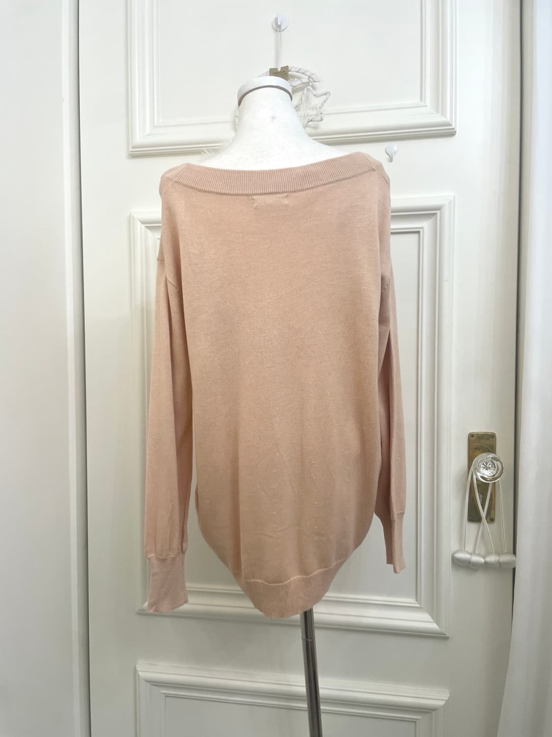 coral off-shoulder loose over knit top 상품이미지3