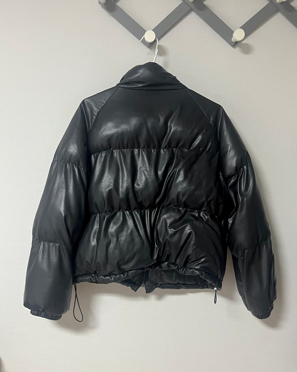 오디너리 홀리데이 레더 패딩 크롭 점퍼 [BLACK] 상품이미지8