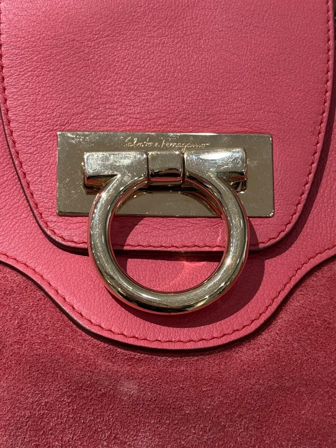 페라가모 핑크 간치니 버클 토트백 상품이미지7