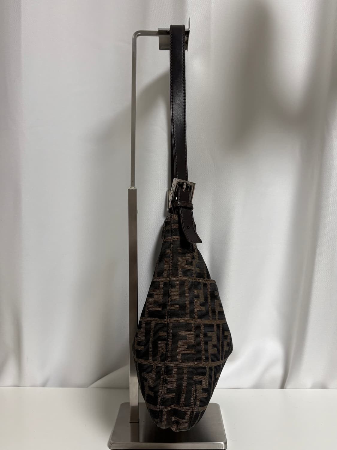 펜디 주카 반달 바게트백 상품이미지9