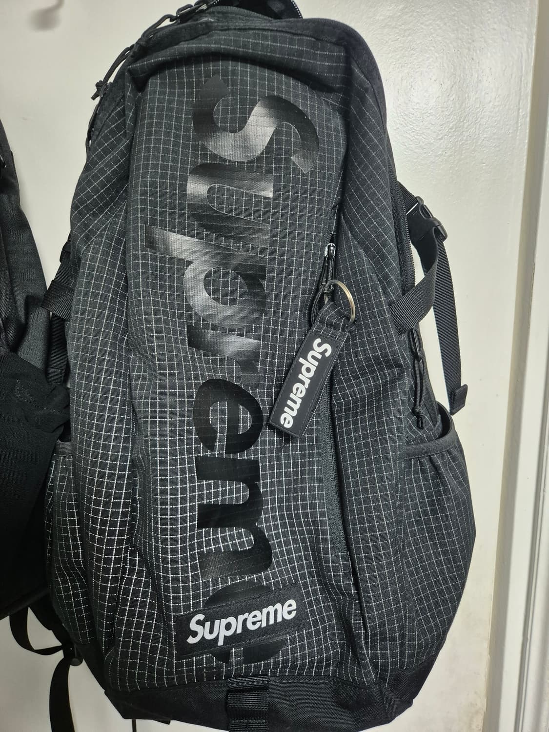 24ss 슈프림 백팩 블랙 + 립스탑 키체인 블랙 상품이미지1