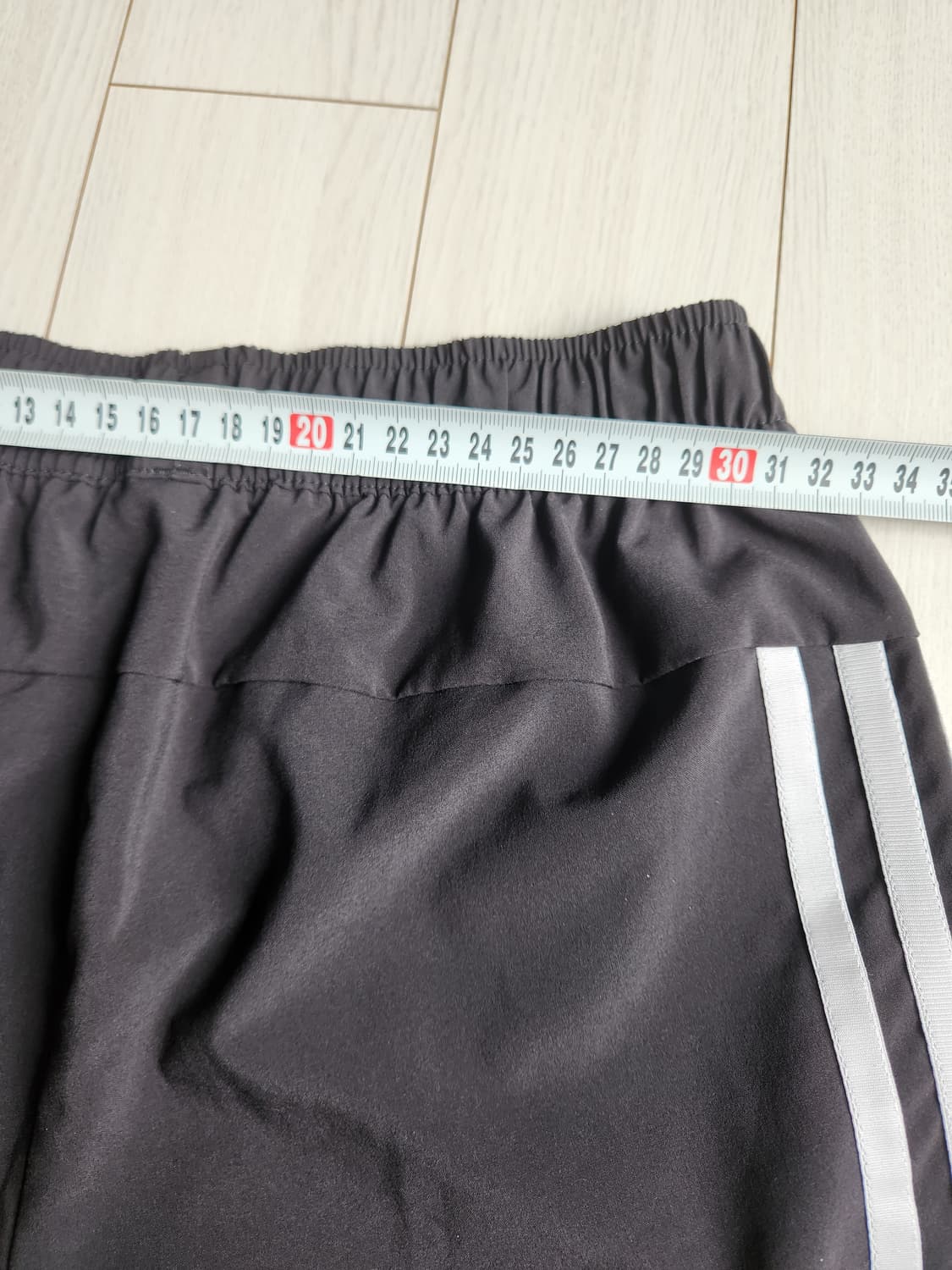 새상품급)아디다스 쇼트 러닝반바지 사이즈S

블랙이라 실제로보면 잘안보이 상품이미지8