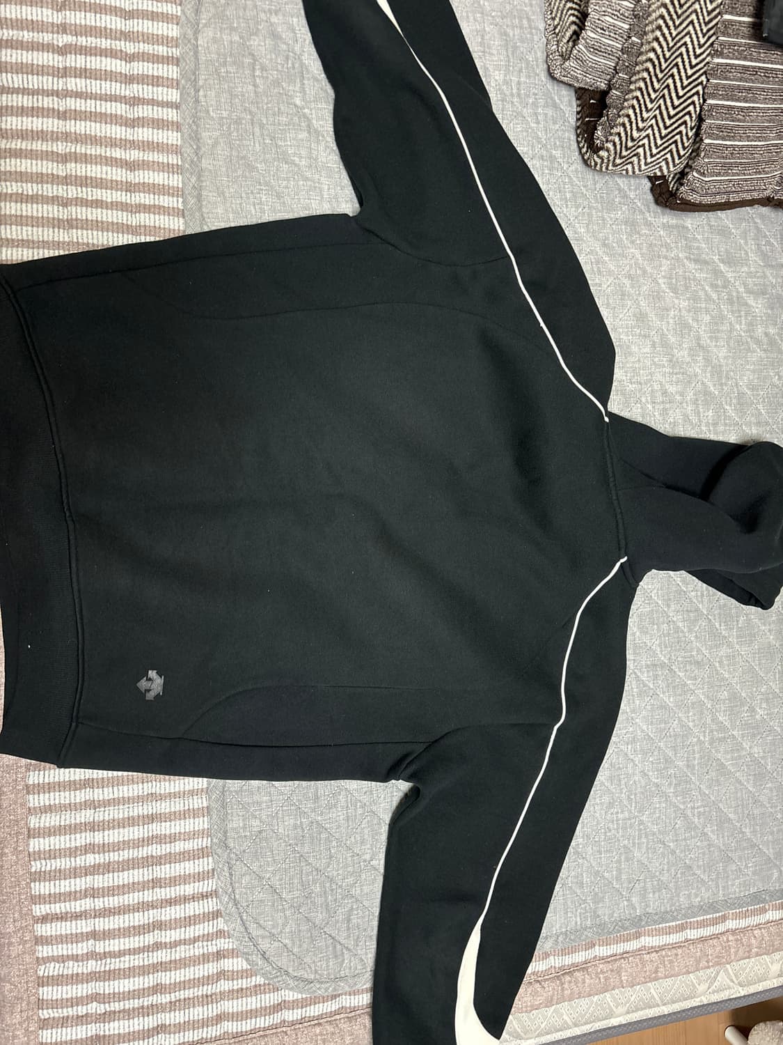 데상트 후드티 상품이미지2