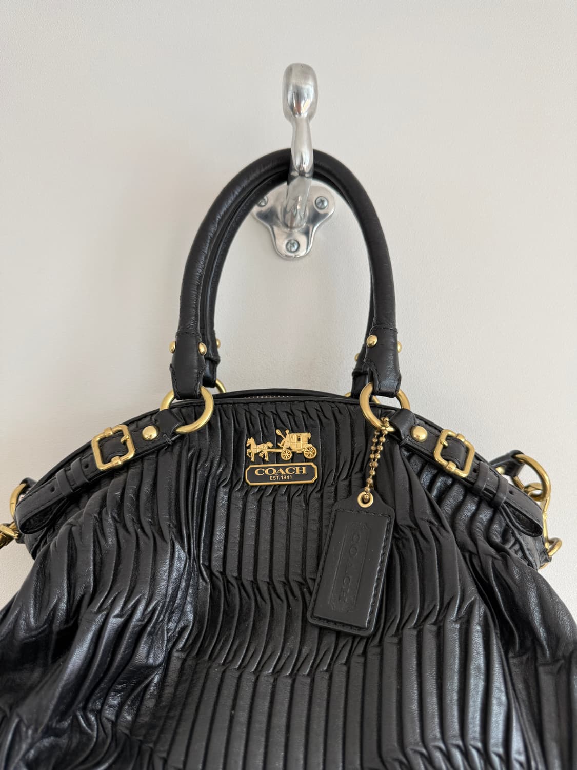 코치(COACH) 레더 플리츠 토트 숄더백 상품이미지3