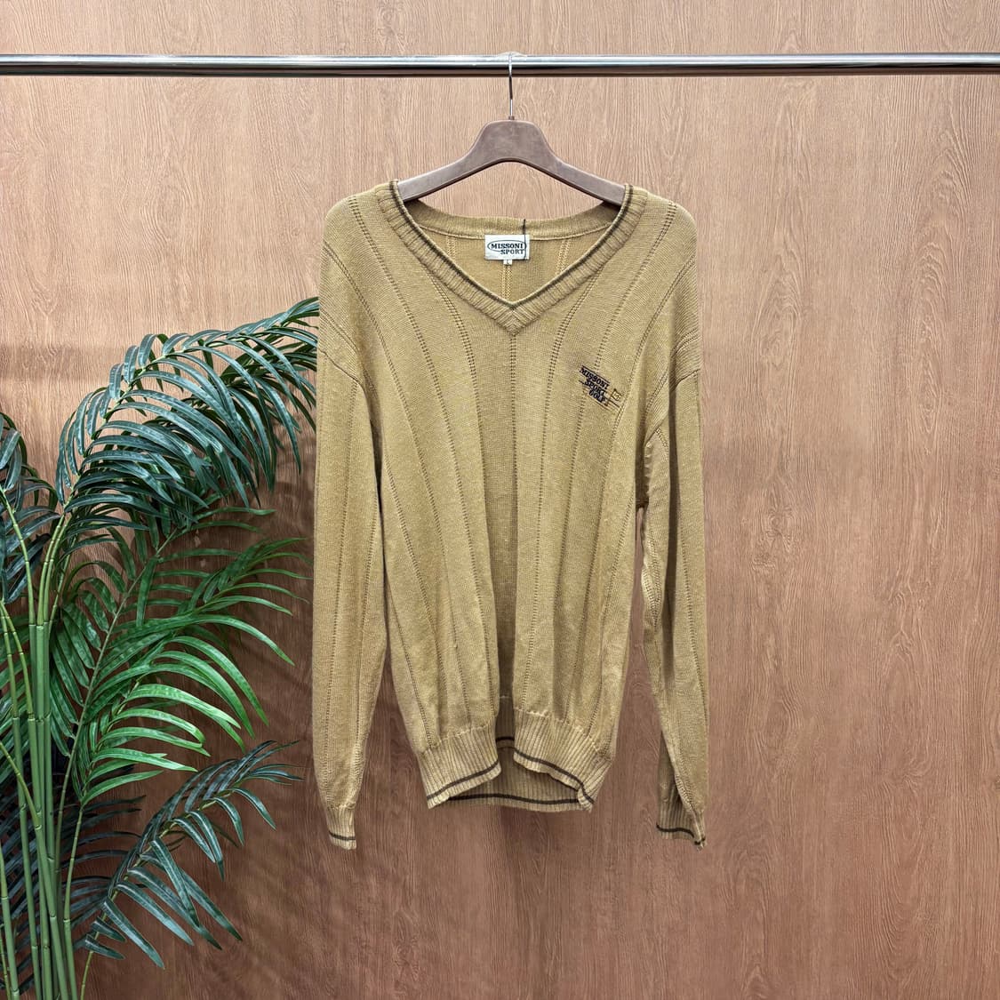 미쏘니 스포츠 브이넥 긴팔 니트 세로 립 패턴 로고 자수 디테일 베이지 상품이미지1