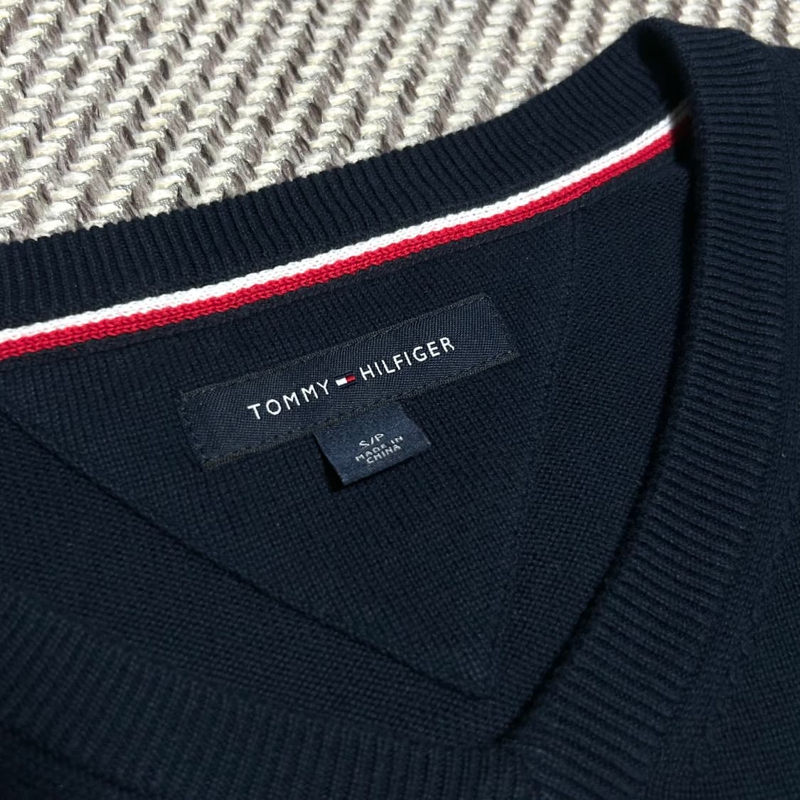 [S] Tommy 타미힐피거 네이비 브이넥 니트 상품이미지3