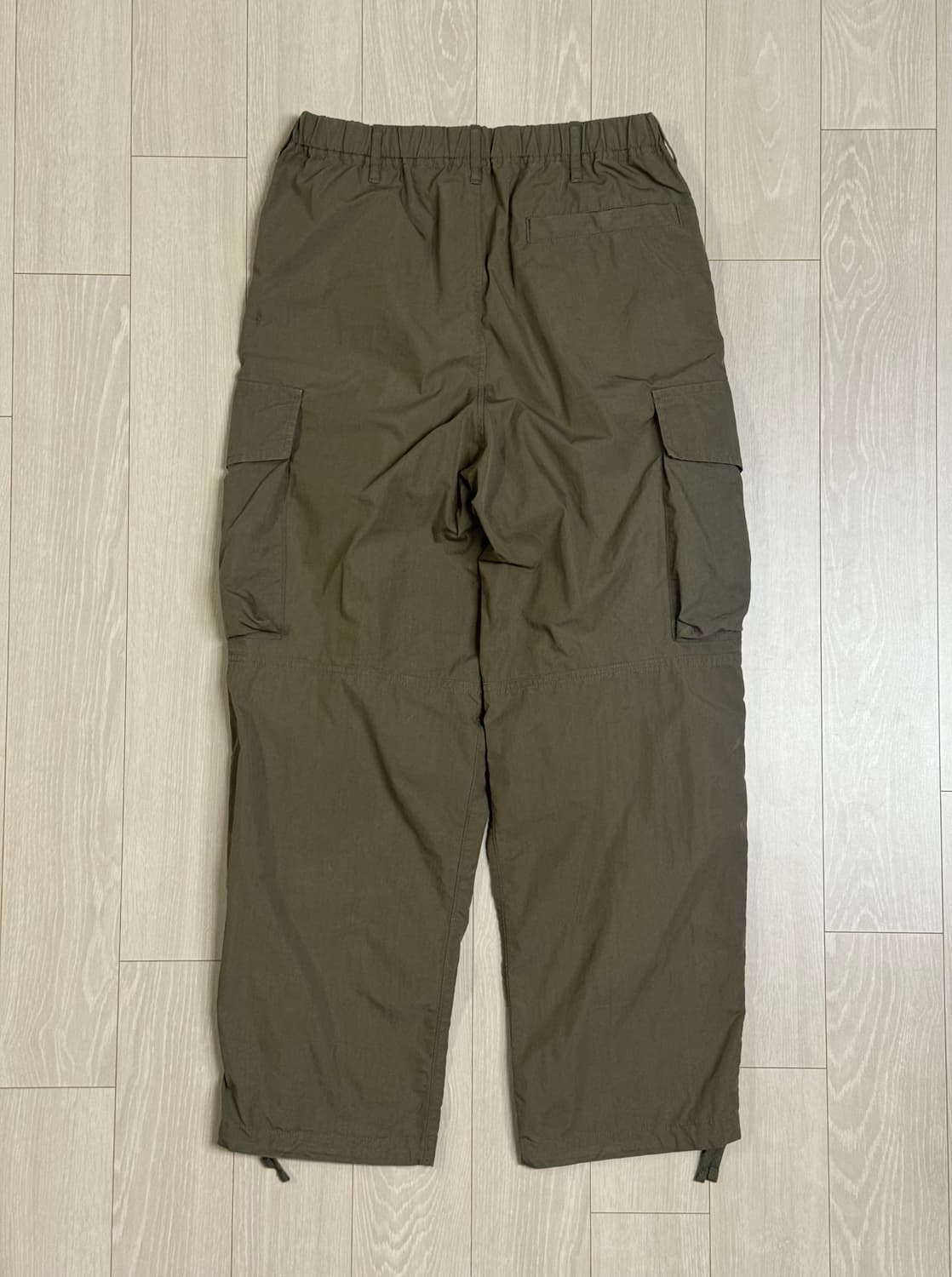 유니클로 u 와이드핏 파라슈트 카고팬츠 올리브 카키 상품이미지2