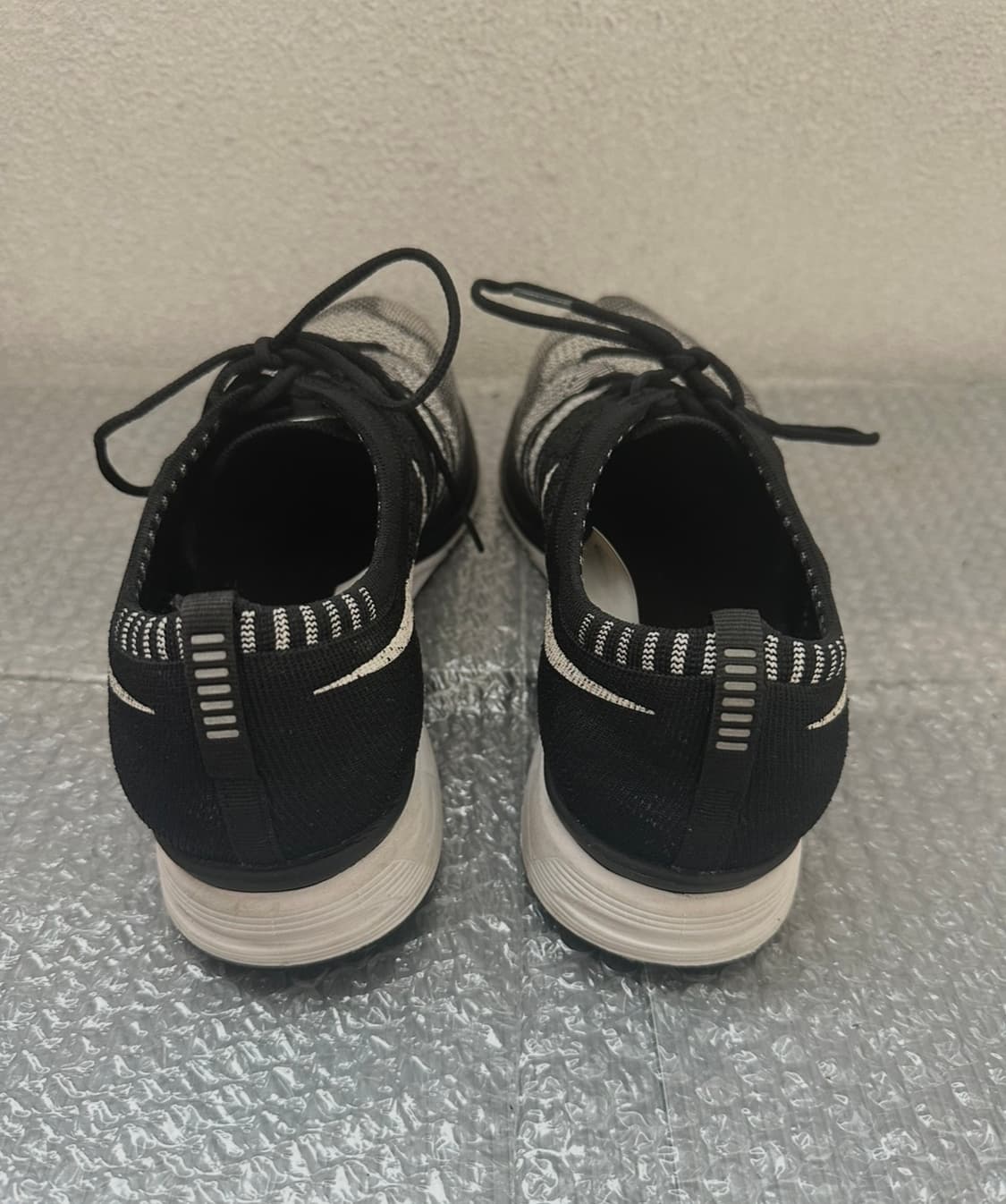 나이키 플라이니트 트레이너 275 검/흰 상품이미지4