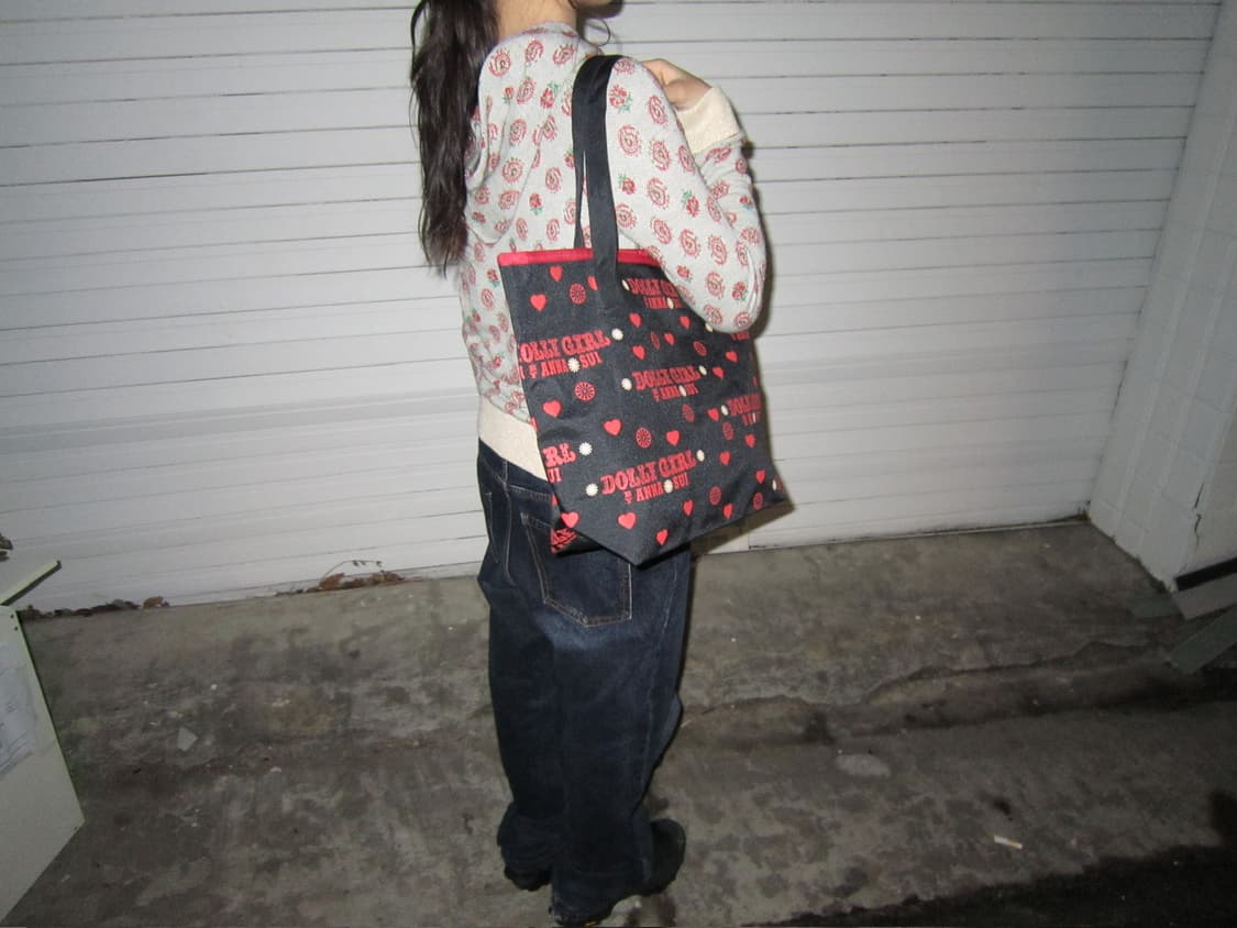 안나수이 토트백 하트 레드 로고 패턴 디테일 블랙 상품이미지4