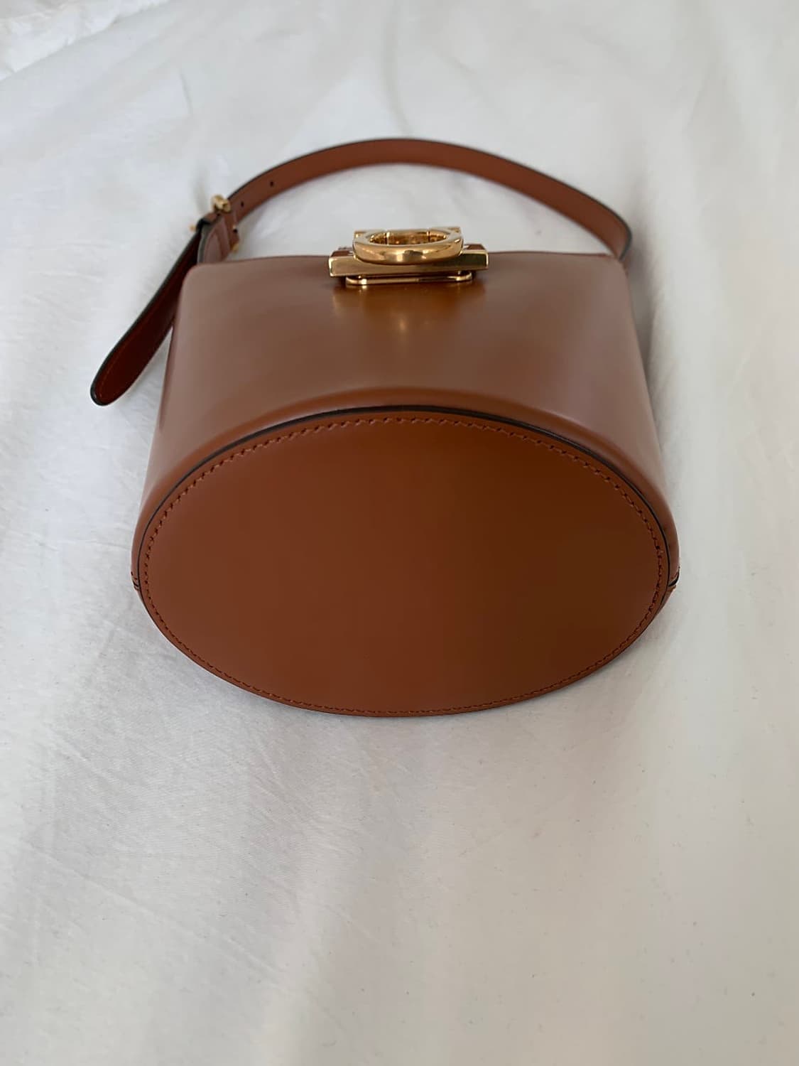 페레가모 트리폴리오 버킷백 상품이미지3