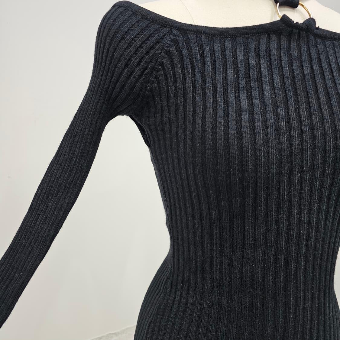 블랙 초커 오프숄더 골지 슬림핏 니트 상품이미지6