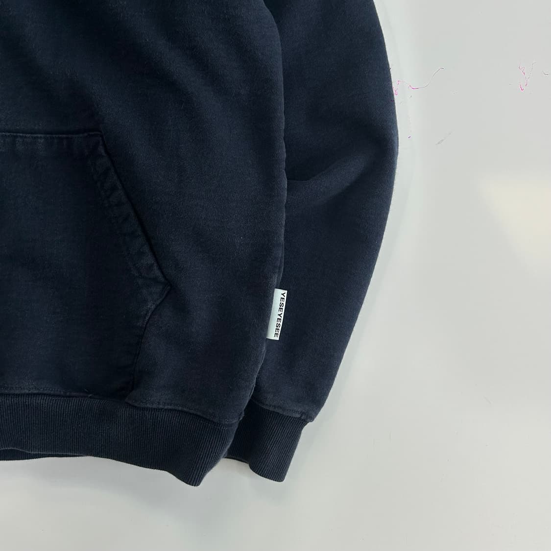 Yeseyesee 예스아이씨 스펠아웃로고 네이비 후드티 상품이미지5