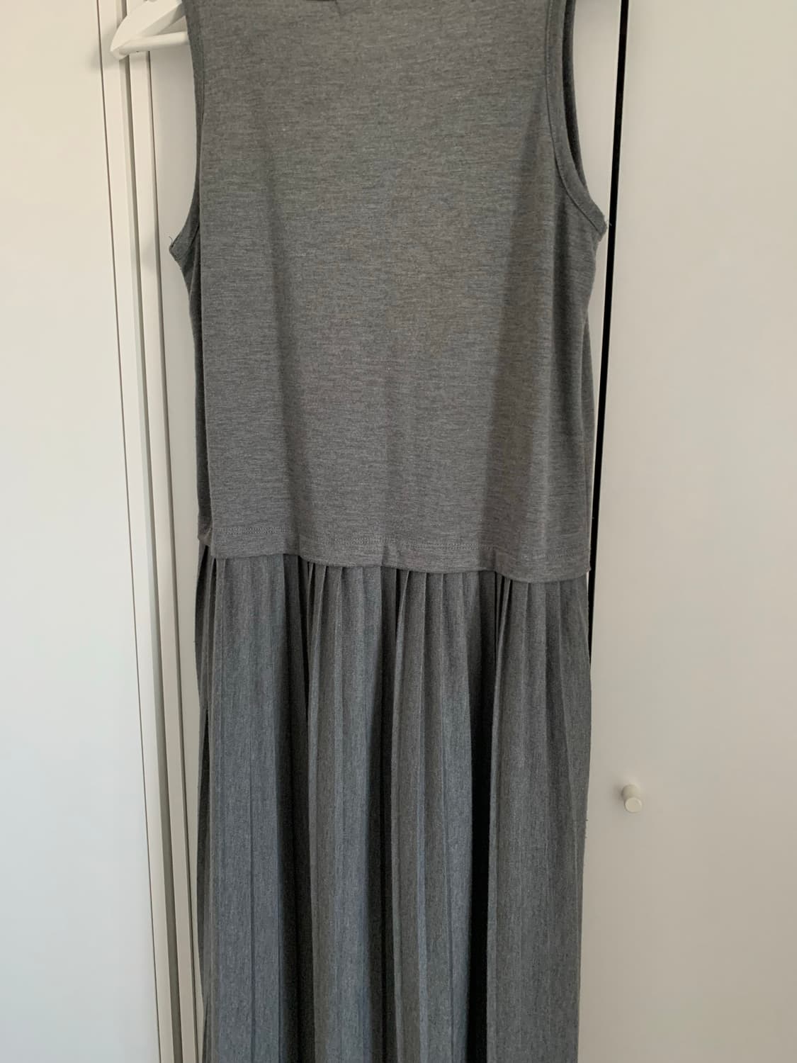 그레이 핀턱 슬리브리스 원피스 상품이미지6