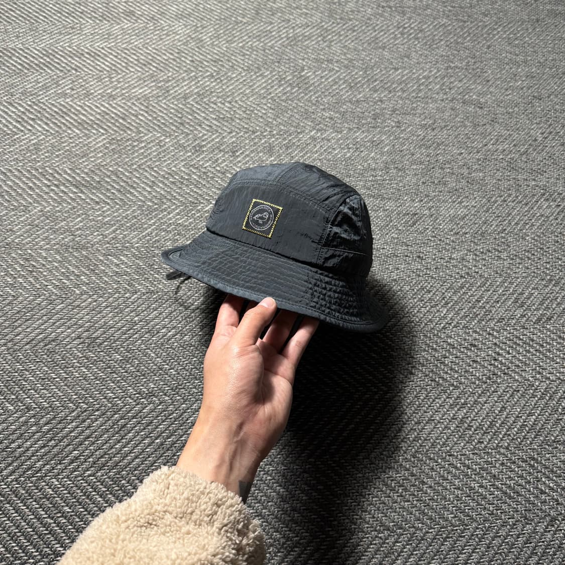 만다리나덕 로고 메탈 나일론 트레블 버킷햇 모자 상품이미지1