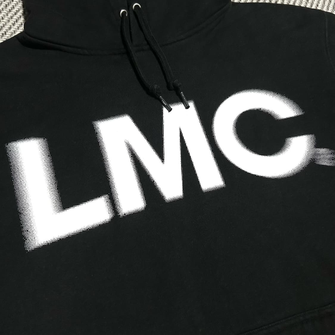 [L] LMC 엘엠씨 블랙 무빙 블랙 미드웨이트 후드티 상품이미지3