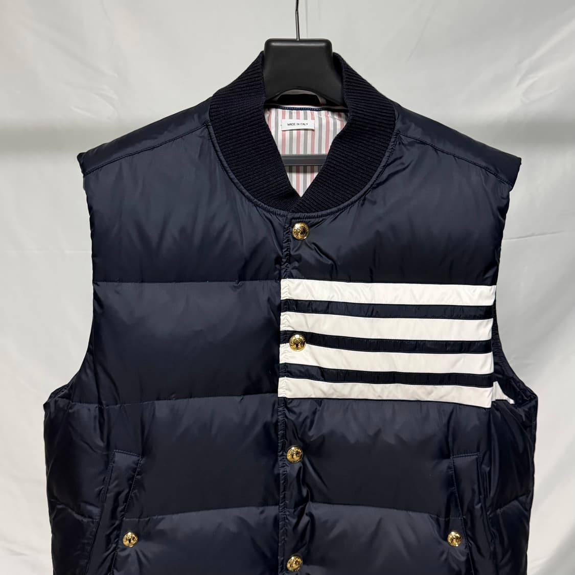 [S+급/3] 톰브라운 사선완장 매트 나일론 조끼패딩 네이비 상품이미지2