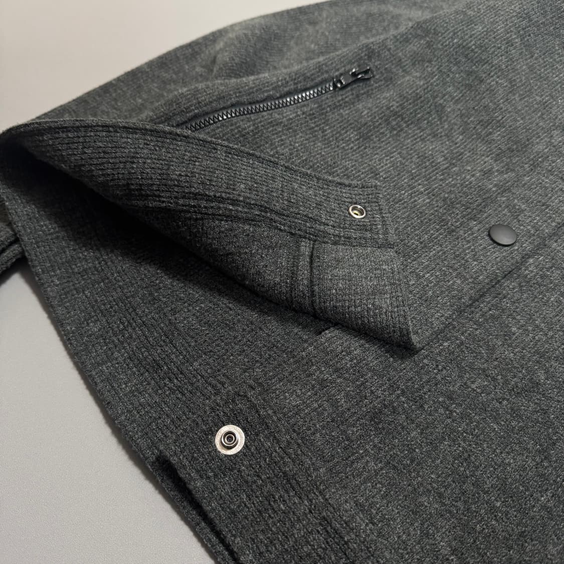 히스테릭글래머 차콜컬러 헤럴딕쉴드 양면 프린팅 아크릴 울 혼방 니트 자켓 상품이미지5