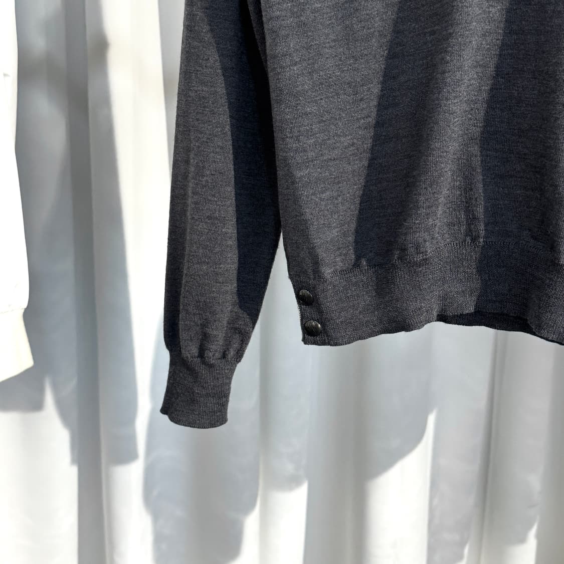 [새상품급] 몽클레어 브이넥 와펜 패치 니트 그레이 상품이미지3