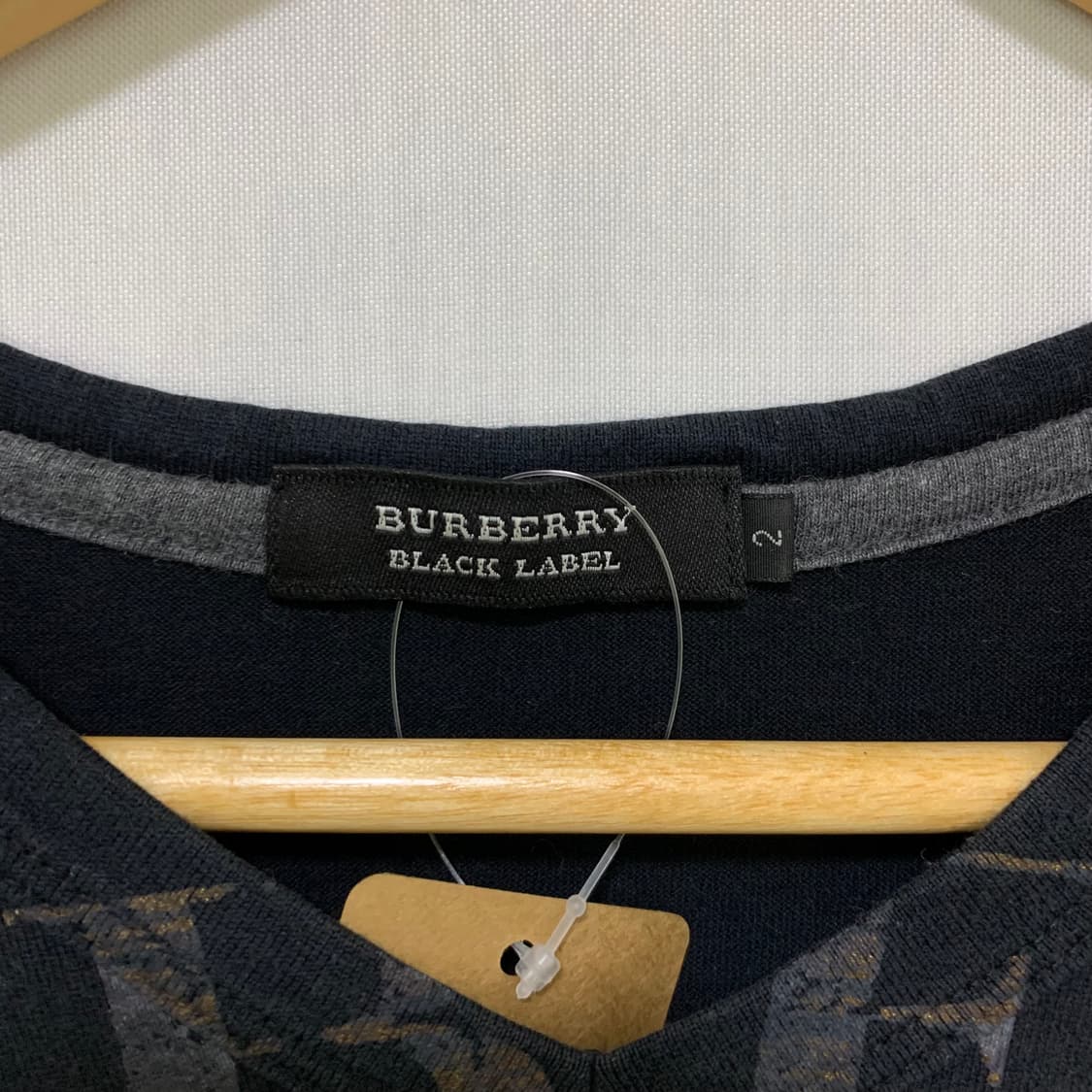 버버리 블랙라벨 로고 레터링 브이넥 반팔 티셔츠 블랙 남녀공용 상품이미지3