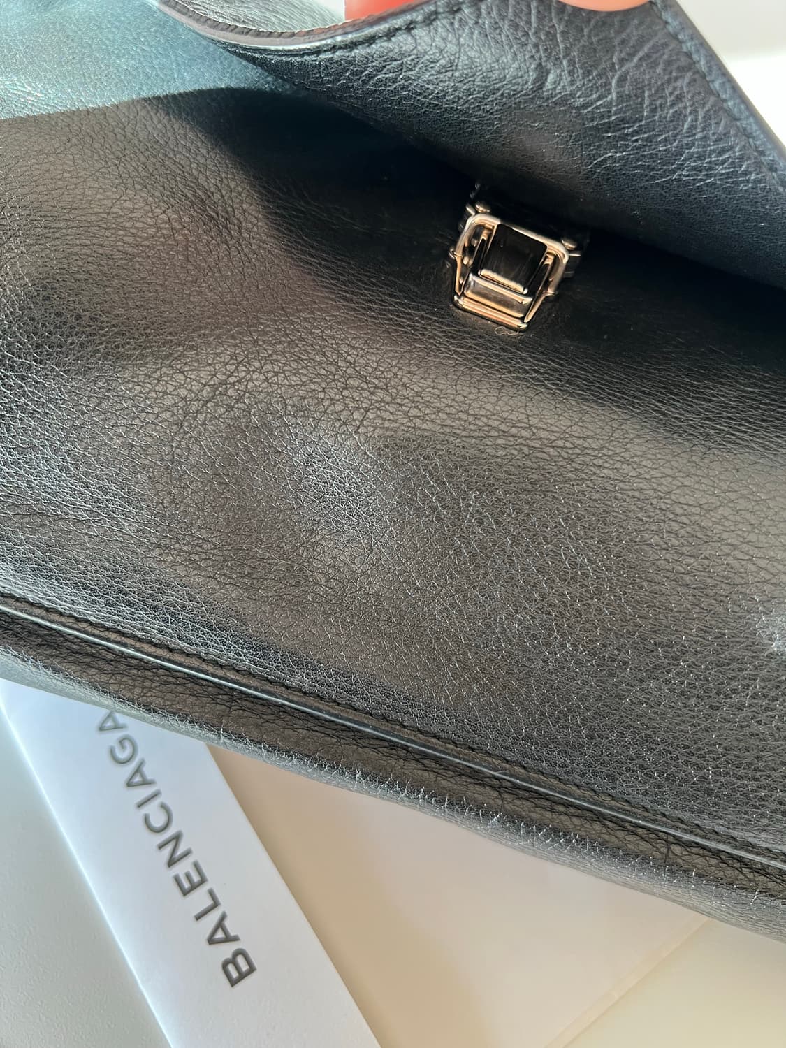 발렌시아가 블랙 파피에르 지퍼 플랩 클러치 상품이미지4