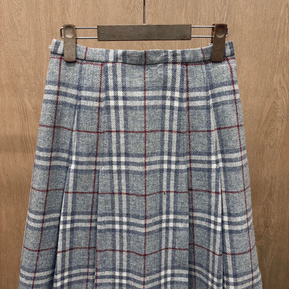 버버리 울 미디 스커트 노바 체크 패턴 박스 플리츠 디테일 A라인 그레이 상품이미지4
