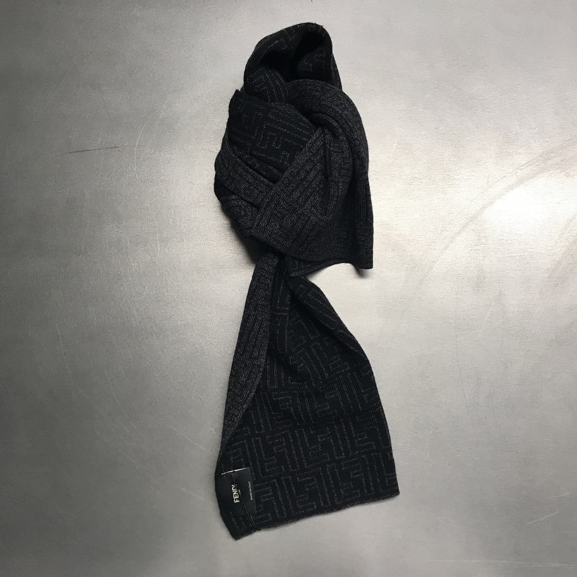 펜디 로고 머플러 블랙 상품이미지1