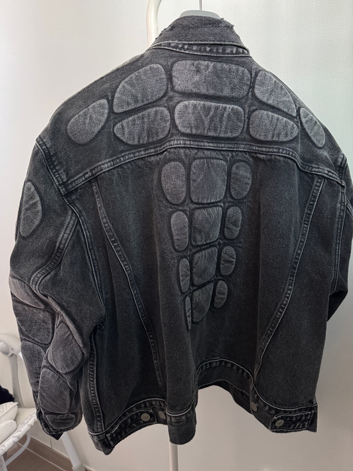 S) 이지갭 발렌시아가 패디드 데님 자켓 흑청 상품이미지2