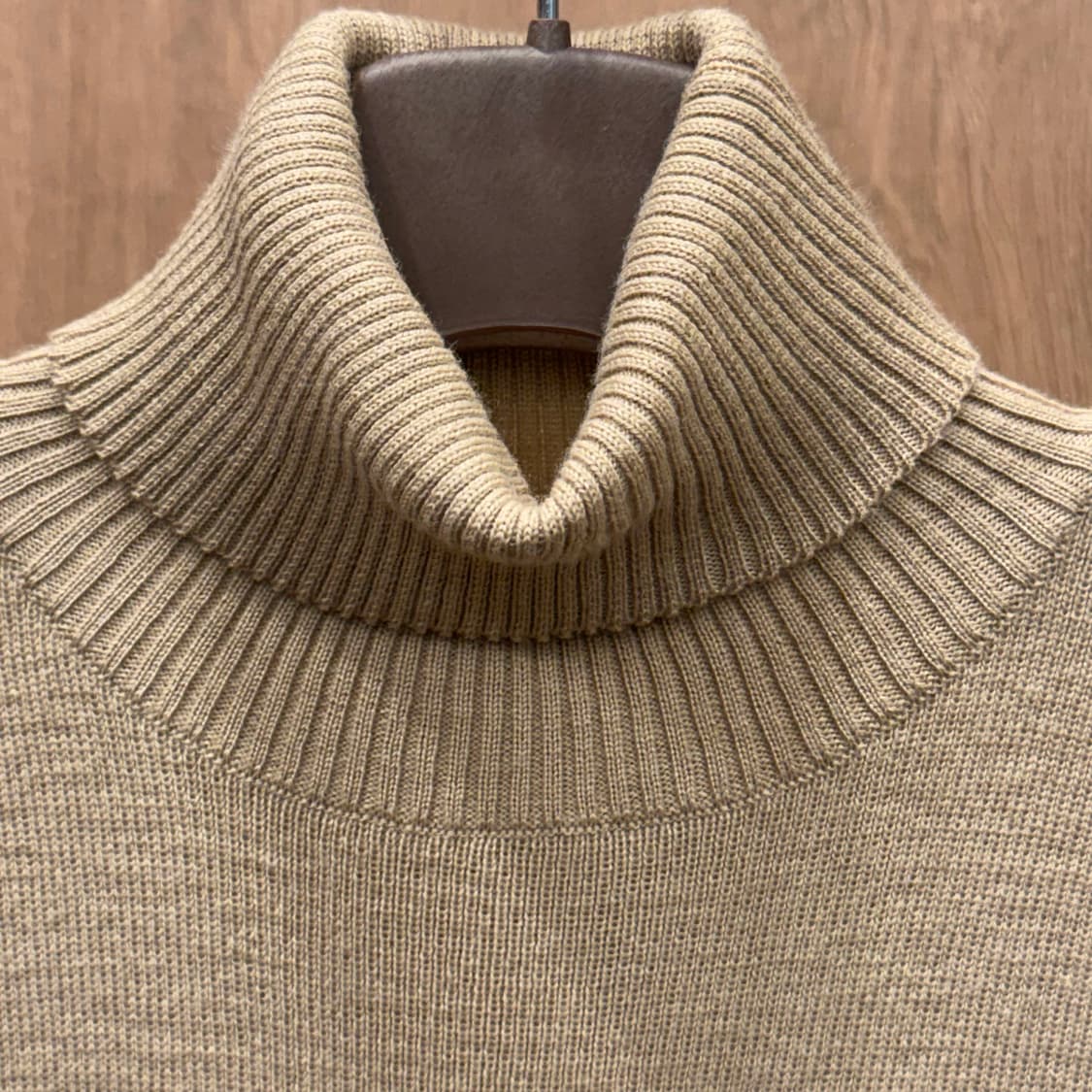 블루조인트 슬리브리스 니트 터틀넥 민소매 탑 슬림핏 베이지 상품이미지6