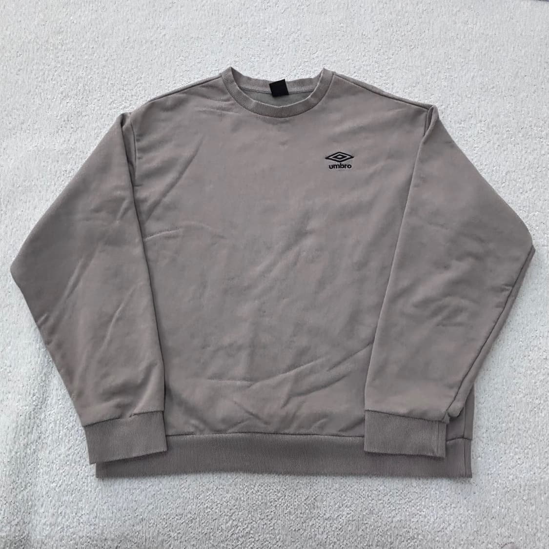 100 엄브로 에센셜 스몰로고 맨투맨 0306E 상품이미지1