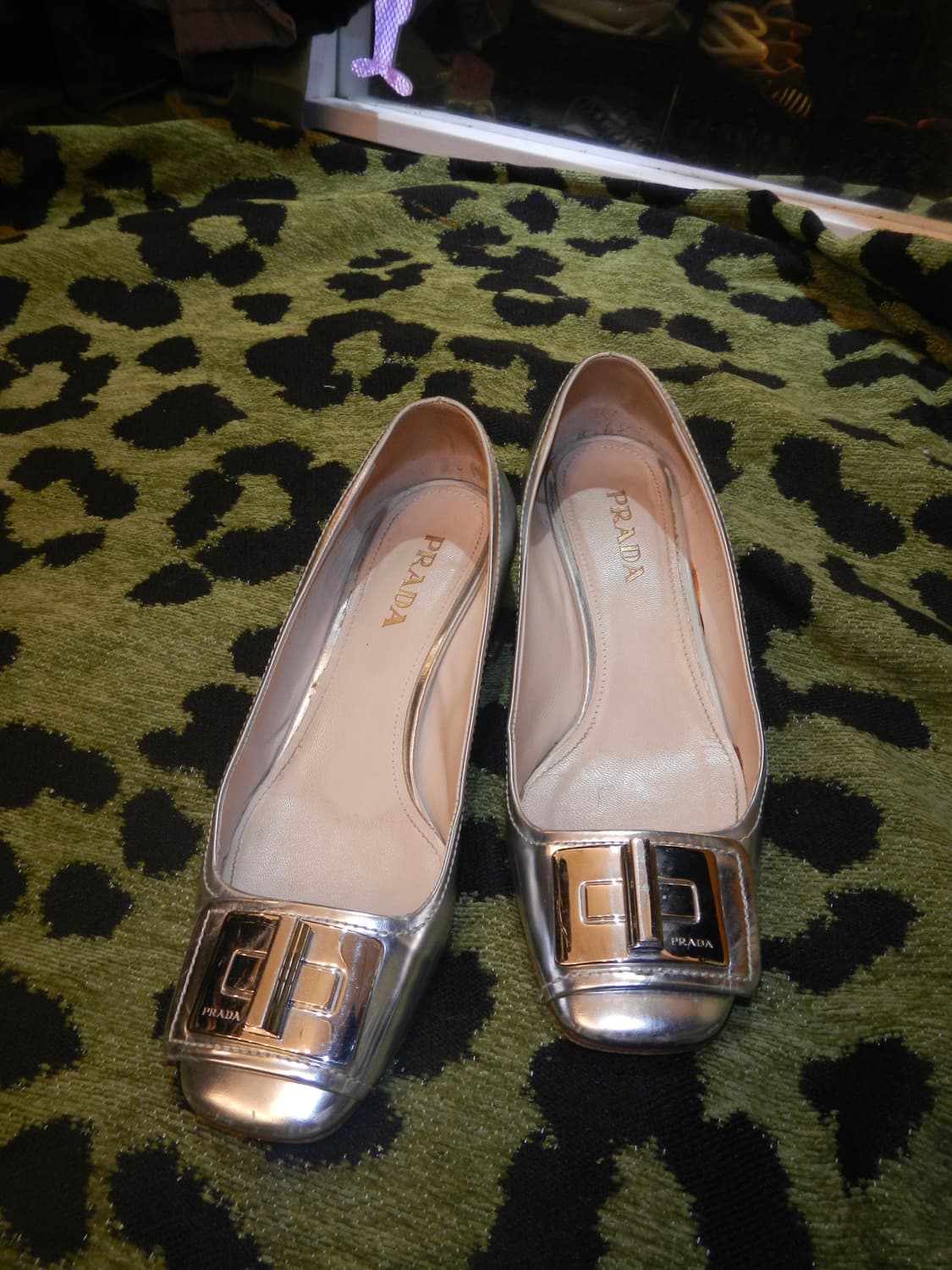 프라다 PRADA 실버 페이턴트 가죽 슬링백 펌프스 상품이미지3