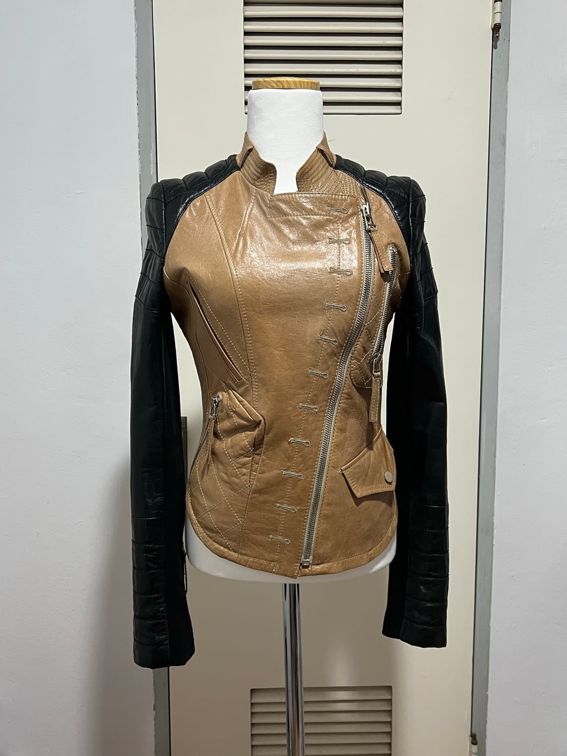 MOCHA BEIGE LEATHER-JACKET 상품이미지2