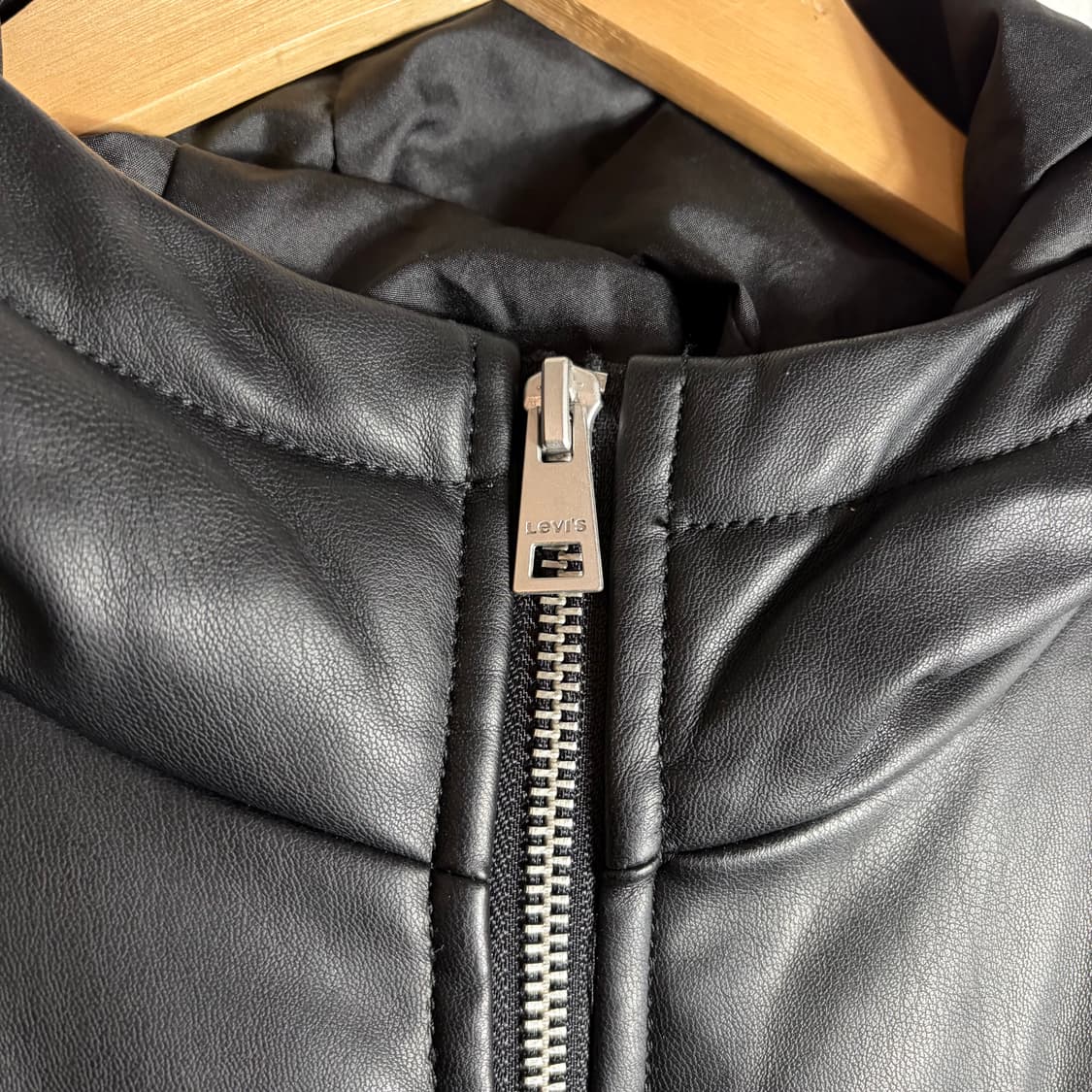 Levi's 여성용 블랙 인조 가죽 퀼팅 후드 패딩(L) 상품이미지4