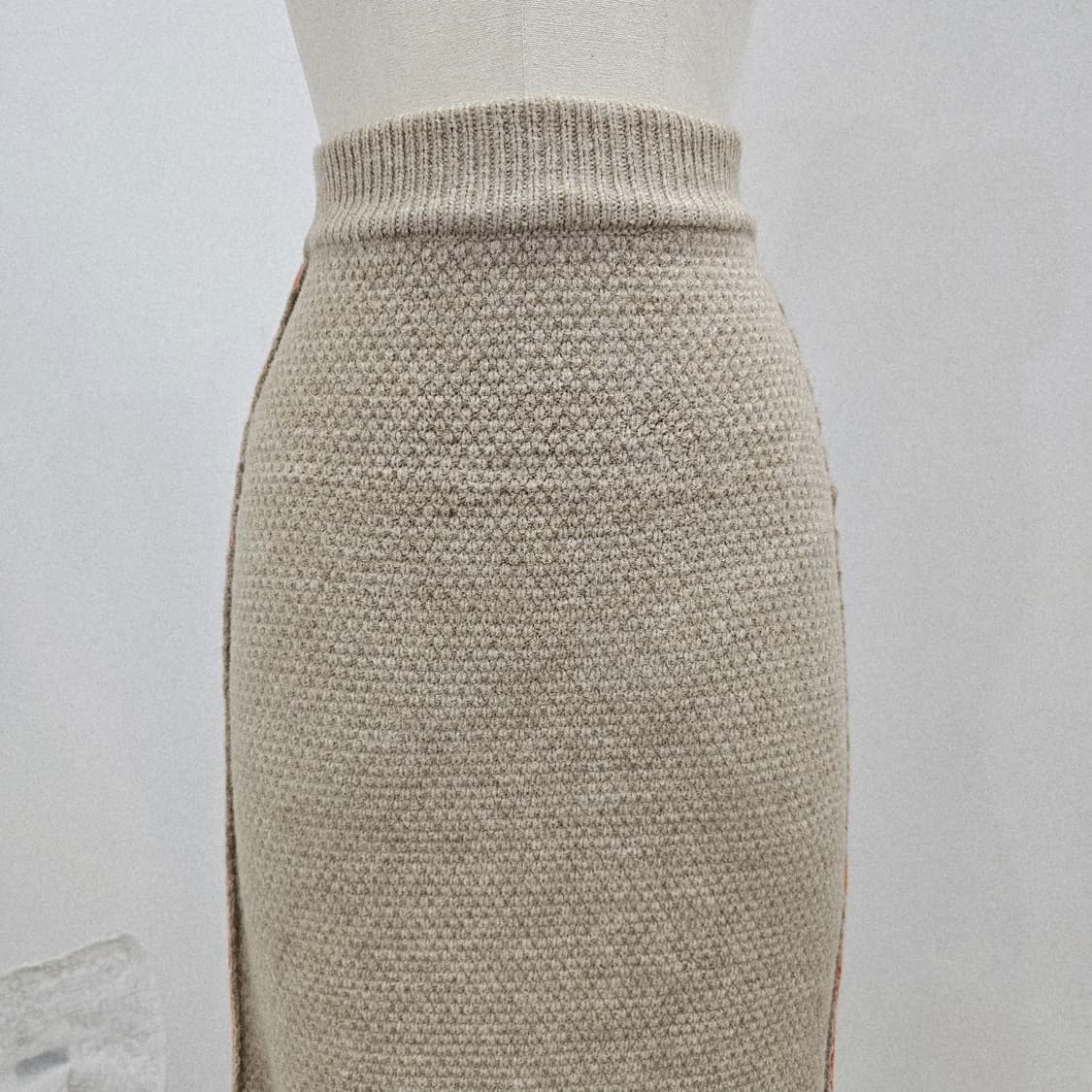 베이지 니트 오렌지 라인 포인트 롱스커트  상품이미지4